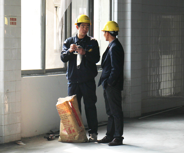 浩爽集团总部项目部经理-张波在某工地进行工程指导