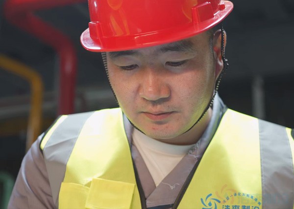 张波在上海某医药物流冷库现场指导工作